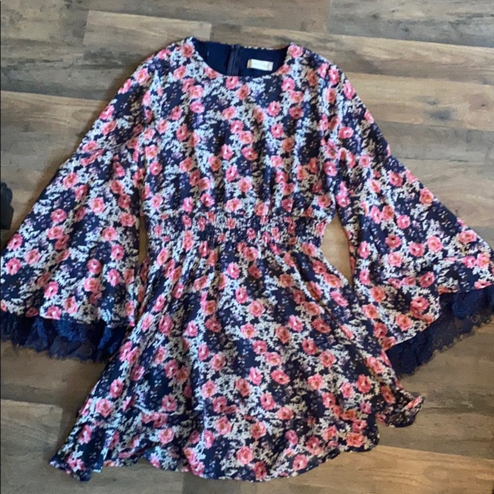 Wide sleeve floral dress!